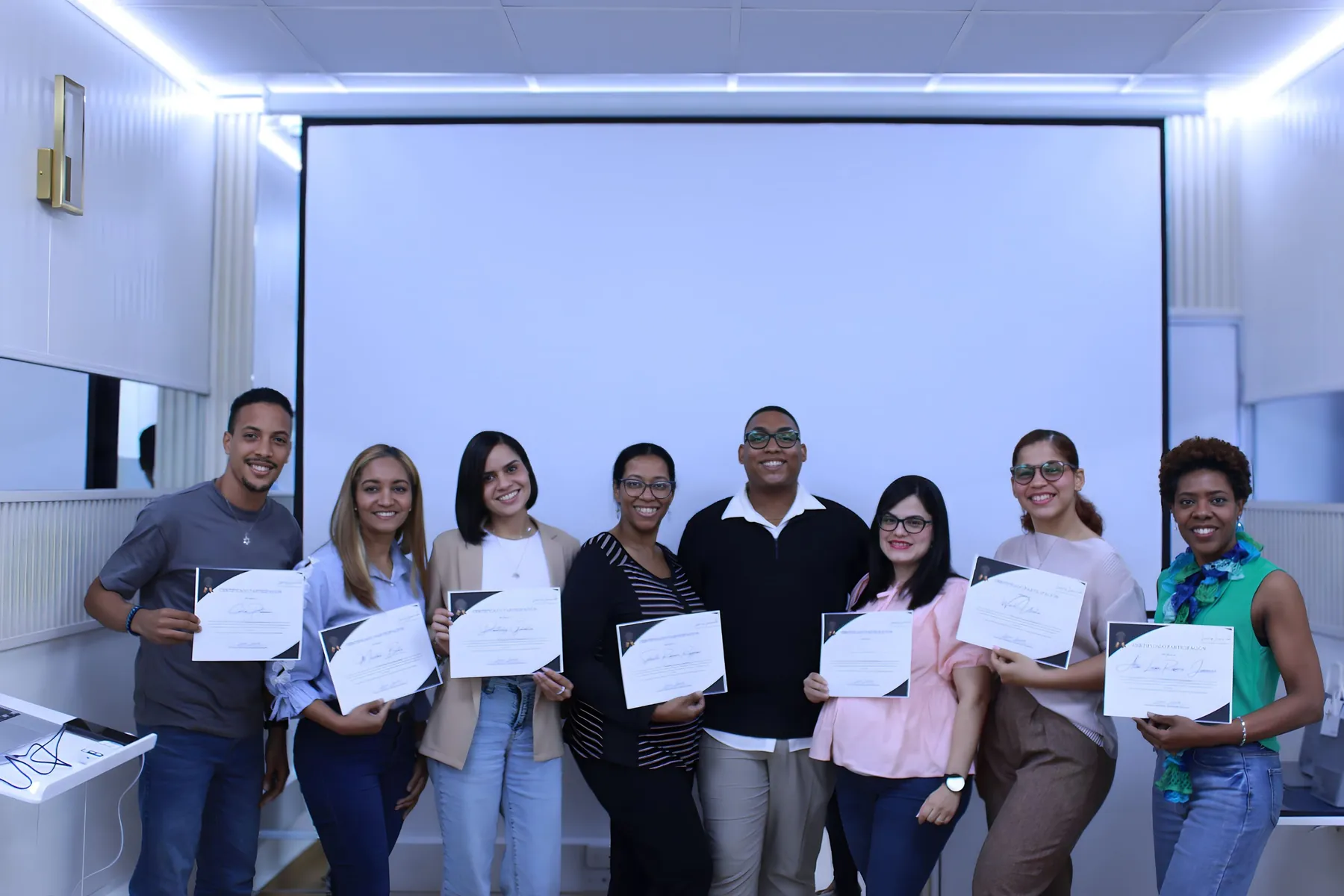 Grupo de egresados con sus certificados