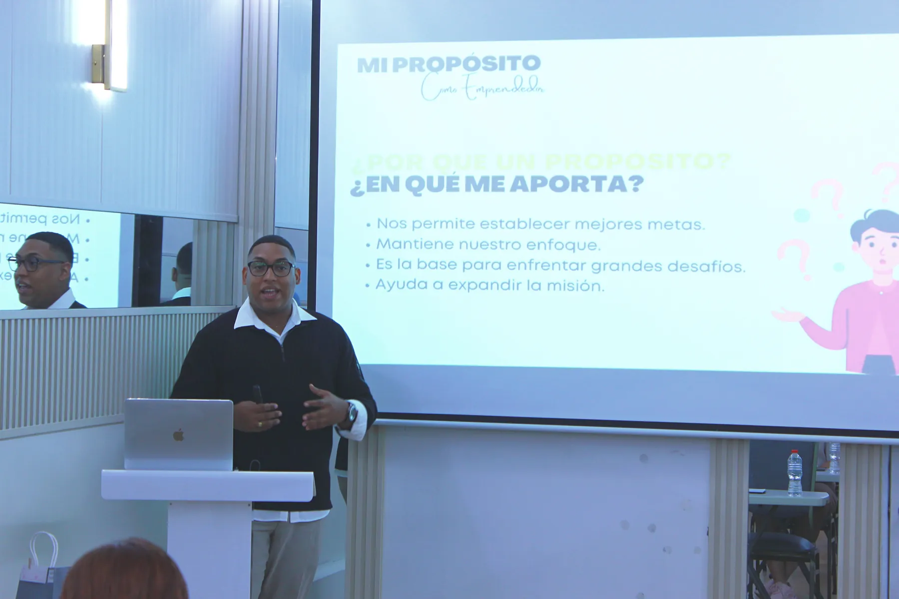 Lorenzo Leonardo facilitando el taller Mi propósito como emprendedor